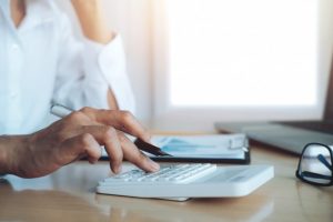 concepto-economia-ahorro-finanzas-contadora-o-calculadora-uso-bancario_1421-88