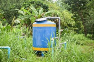 pozo-agua-subterranea-sistema-tuberia-pvc-pozo-electrico-bomba-sumergible-tanque-agua_73523-1544